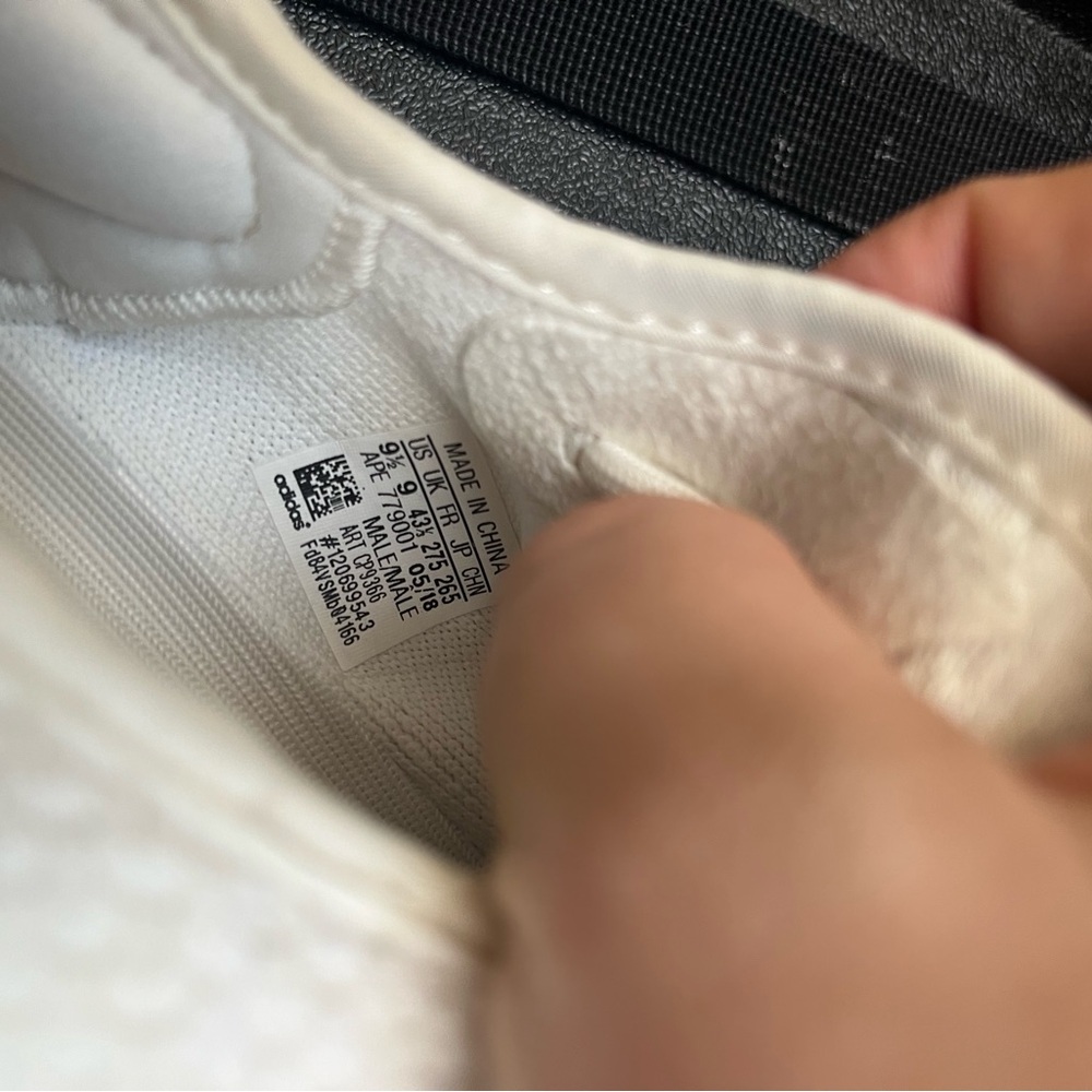 Adidas Yeezy Boost 350 V2 triple white - Picture 5 of 5
